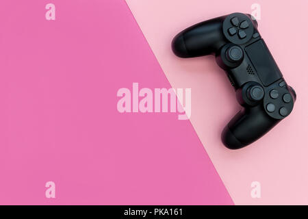 Video Game Controller auf einem hellen rosa Hintergrund Stockfoto