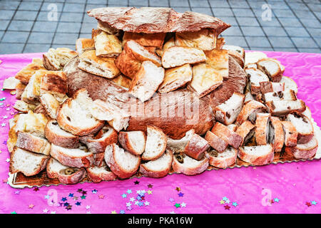 Großes Fach mit vielen verschiedenen Schnitten Brot und weiße Pizza-selektiven Fokus Stockfoto