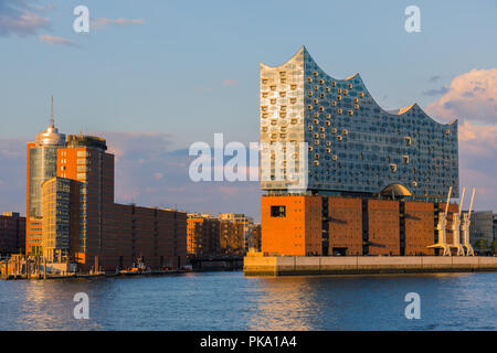 Die Elbphilharmonie (Elbphilharmonie) ist ein konzertsaal in der HafenCity Quartal Hamburg, Deutschland, auf der Halbinsel von der Elbe. Es ist Stockfoto