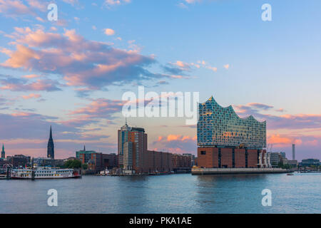 Die Elbphilharmonie (Elbphilharmonie) ist ein konzertsaal in der HafenCity Quartal Hamburg, Deutschland, auf der Halbinsel von der Elbe. Es ist Stockfoto