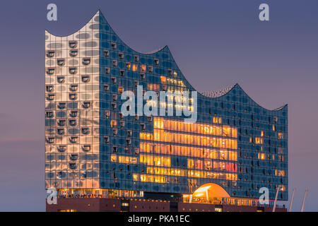 Die Elbphilharmonie (Elbphilharmonie) ist ein konzertsaal in der HafenCity Quartal Hamburg, Deutschland, auf der Halbinsel von der Elbe. Es ist Stockfoto