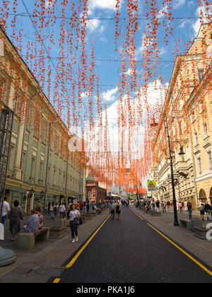 Moskau, Russland - Sep 9. 2018. Bolshaya Dmitrovka Straße nach der Renovierung für die Stadt eingerichtet Stockfoto