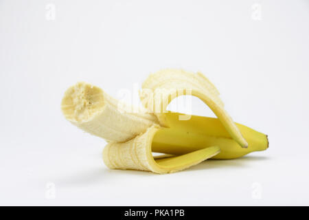 Die Hälfte gegessen Banane öffnen gelbe Banane Haut auf weißem Hintergrund gesundes Obst essen isoliert Stockfoto