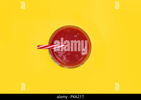 Rote Smoothie strawberry Drink auf gelben Hintergrund isoliert Stockfoto