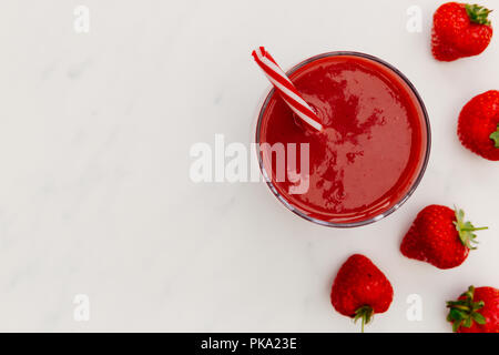 Erdbeeren rot Smoothie trinken auf weißem Hintergrund Stockfoto