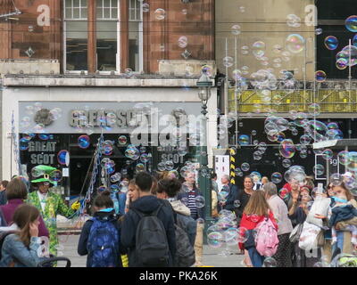 Das Edinburgh Festival vielleicht vorbei, aber der Spaß geht weiter mit Street Unterhaltung für die Massen auf die Princes Street von riesigen Blasen der Blase Mann sein. Stockfoto