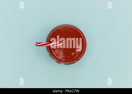 Rote Smoothie strawberry Drink auf blauem Hintergrund isoliert Stockfoto