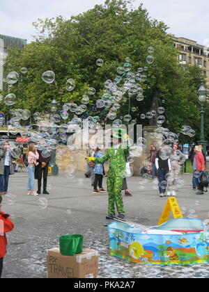 Das Edinburgh Festival vielleicht vorbei, aber der Spaß geht weiter mit Street Unterhaltung für die Massen auf die Princes Street von riesigen Blasen der Blase Mann sein. Stockfoto