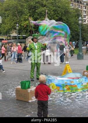 Das Edinburgh Festival vielleicht vorbei, aber der Spaß geht weiter mit Street Unterhaltung für die Massen auf die Princes Street von riesigen Blasen der Blase Mann sein. Stockfoto