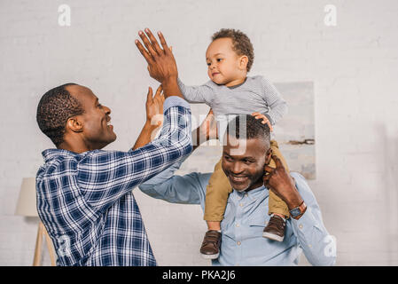 Gerne afrikanische amerikanische Familie Spaß und hohe fünf zu Hause Stockfoto