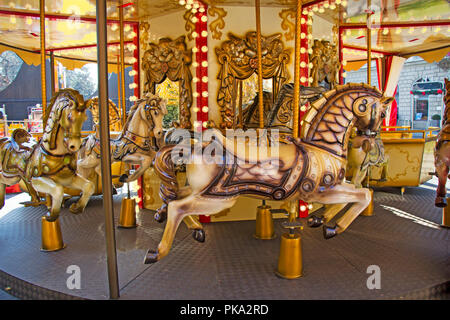 Altmodisches französisches Karussell mit Pferden Stockfoto