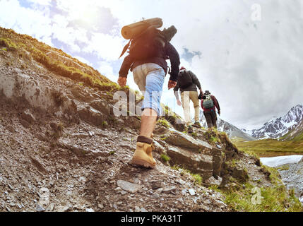 Gruppe der Touristen zu Fuß bergauf durch Trek Stockfoto