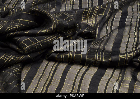Seide mit Lurex in einem schwarzen und goldenen Käfig Stockfoto