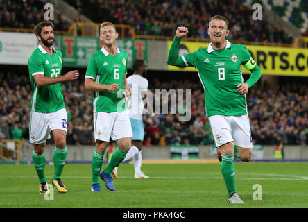 Nordirlands Steven Davis (rechts) feiert ersten Ziel seiner Seite des Spiels zählen während der Internationalen freundlich im Windsor Park, Belfast PRESS ASSOCIATION Foto. Bild Datum: Dienstag, September 11, 2018. Siehe PA-Geschichte FUSSBALL N Irland. Photo Credit: Liam McBurney/PA-Kabel. Während der Internationalen freundlich im Windsor Park, Belfast PRESS ASSOCIATION Foto. Bild Datum: Dienstag, September 11, 2018. Siehe PA-Geschichte FUSSBALL N Irland. Photo Credit: Liam McBurney/PA-Kabel Stockfoto