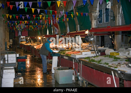 Stände, Fisch in La Pescheria, Rialto, San Polo, Venedig, Italien: Fische, die in den frühen Morgenstunden Stockfoto