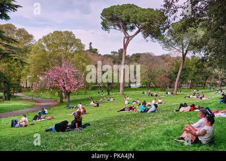 Italien, Rom, 8.April.2018, Villa Borghese, Leute auf der Liegewiese entspannen Stockfoto