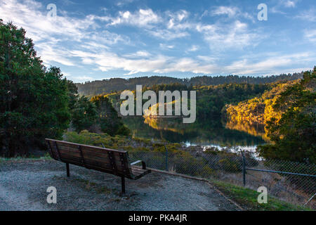 Crystal Springs Trail ist ein beliebter Wandern, Radfahren, Joggen und Familie Ausflugsziel. Die Aussicht über den Stausee sind atemberaubende Stockfoto