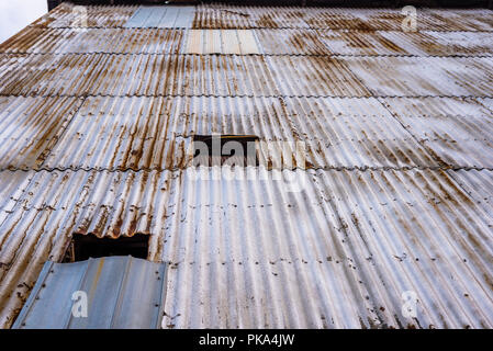 Die Fassade eines Gebäudes mit Wellblech. Stockfoto