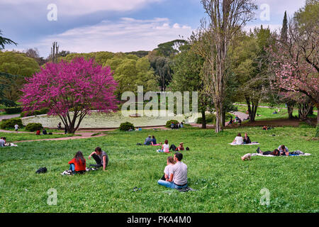 Italien, Rom, 8.April.2018, Villa Borghese, Leute auf der Liegewiese entspannen Stockfoto