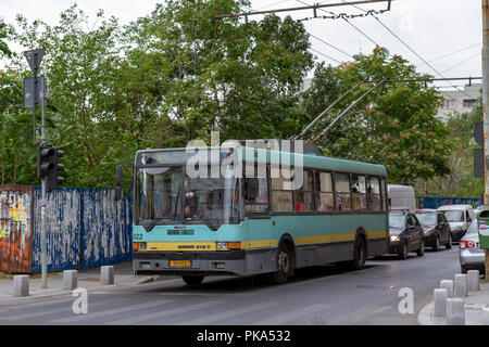 Nr. 86 öffentliche Straßenbahn Bus auf Calea Victoriei in Bukarest, Rumänien. Stockfoto