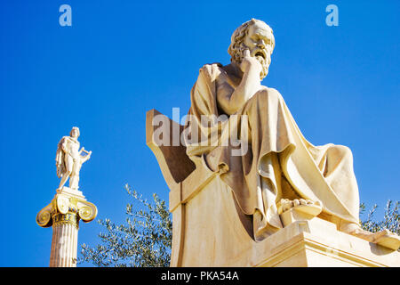 Statuen der antiken griechischen Philosophen Sokrates und Gott Apollo außerhalb der Akademie von Athen in Athen, Griechenland. Stockfoto