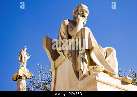 Statuen der antiken griechischen Philosophen Sokrates und Gott Apollo außerhalb der Akademie von Athen in Athen, Griechenland. Stockfoto