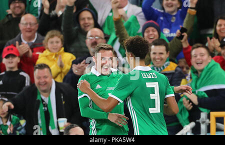 Nordirlands Gavin Whyte (links) feiert dritten Ziel seiner Seite des Spiels zählen während der Internationalen freundlich im Windsor Park, Belfast PRESS ASSOCIATION Foto. Bild Datum: Dienstag, September 11, 2018. Siehe PA-Geschichte FUSSBALL N Irland. Photo Credit: Liam McBurney/PA-Kabel. Während der Internationalen freundlich im Windsor Park, Belfast PRESS ASSOCIATION Foto. Bild Datum: Dienstag, September 11, 2018. Siehe PA-Geschichte FUSSBALL N Irland. Photo Credit: Liam McBurney/PA-Kabel Stockfoto