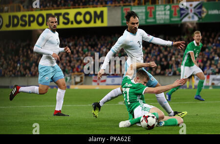 Nordirlands Paddy McNair Herausforderungen Israels Samuel Scheimann während der Internationalen freundlich im Windsor Park, Belfast PRESS ASSOCIATION Foto. Bild Datum: Dienstag, September 11, 2018. Siehe PA-Geschichte FUSSBALL N Irland. Photo Credit: Liam McBurney/PA-Kabel. Während der Internationalen freundlich im Windsor Park, Belfast PRESS ASSOCIATION Foto. Bild Datum: Dienstag, September 11, 2018. Siehe PA-Geschichte FUSSBALL N Irland. Photo Credit: Liam McBurney/PA-Kabel Stockfoto