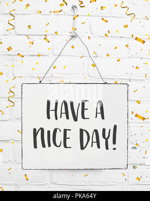 Text haben eine schönen Urlaub weißes Schild banner Board mit goldenen Konfetti am weißen Stein Hintergrund Stockfoto