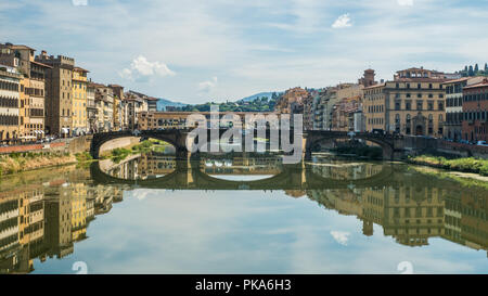 "Ponte Santa Trinita Brücke über den Fluss Arno in Florenz, Toskana, Italien Stockfoto