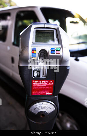 San Francisco, CA/USA - 26. Juli 2018: Parkuhr gerät Maschine mit elektronischen Zahlung auf Straße in San Francisco Stockfoto