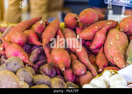 Rote Rüben und Knoblauch auf Verkauf Stockfoto