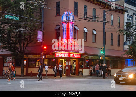 Zwei Papageien Bar & Grill in der Nacht,, Granville Street im Herzen von Vancouver, British Columbia, Kanada; Stockfoto