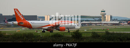 Flughafen Gatwick, England, Großbritannien - 30 August 2018: Ein Flugzeug von easyJet Airlines bereitet Weg vom Flughafen Gatwick entfernt. Stockfoto