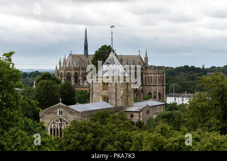 ARUNDEL, England, Großbritannien - 11 August 2018: Ansicht der Pfarr- und Klosterkirche St. Nikolaus und Arundle Kathedrale. Stockfoto