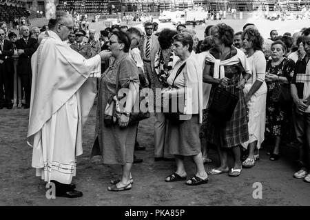 Ein Open Air' Jockeys Masse" statt Am Morgen des Rennens in der Piazza Del Campo, Palio di Siena, Siena, Italien Stockfoto