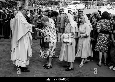 Ein Open Air' Jockeys Masse" statt Am Morgen des Rennens in der Piazza Del Campo, Palio di Siena, Siena, Italien Stockfoto