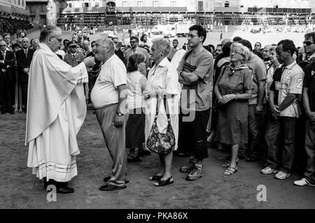 Ein Open Air' Jockeys Masse" statt Am Morgen des Rennens in der Piazza Del Campo, Palio di Siena, Siena, Italien Stockfoto