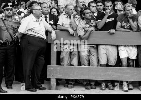 Die lokale Bevölkerung für den Palio, Piazza Del Campo, Palio di Siena, Siena, Italien warten Stockfoto