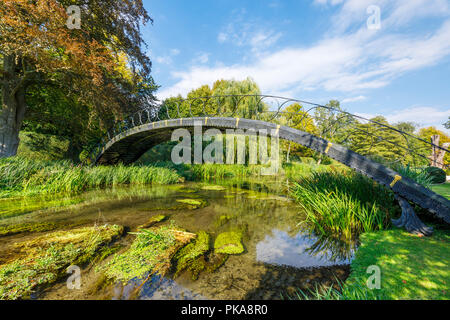 Schmiedeeisen blecharbeiten Brücke über den Fluss Itchen, avington Park, eine Palladianische Villa Country House, Avington, Winchester, Hampshire, England Stockfoto