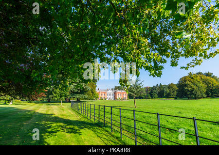 Avington Park Fassade und Portikus, eine Palladianische Villa Landhaus von Parks und Gärten im Avington in der Nähe von Winchester, Hampshire, UK umgeben Stockfoto