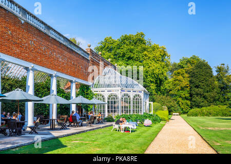 Avington Park, eine Palladianische Villa Country House im Avington in der Nähe von Winchester, Hampshire, mit einer beeindruckenden Gusseisen und Glas Wintergarten Stockfoto