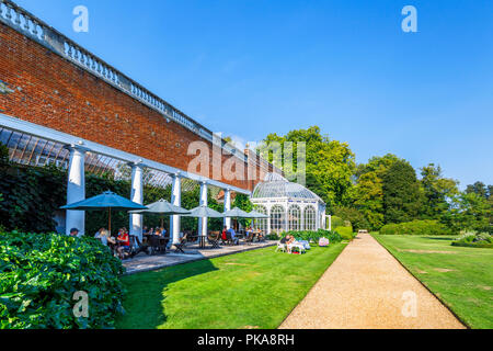 Avington Park, eine Palladianische Villa Country House im Avington in der Nähe von Winchester, Hampshire, mit einer beeindruckenden Gusseisen und Glas Wintergarten Stockfoto