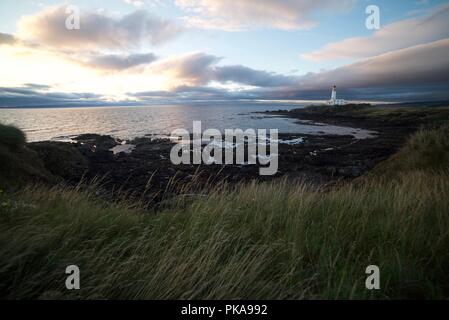 Turnberry Lighthouse in Schottland, entlang des Strandes mit hohem Gras in Schottland entlang der Küste Stockfoto