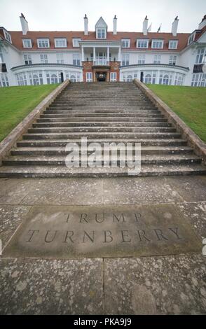 Die Schritte, die bei TRUMPF TRUMPF Turnberry Hotel Golf Resort mit der Plakette auf dem Boden Stockfoto