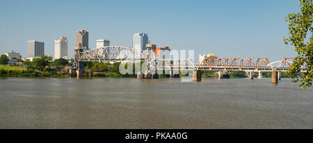 Es ist ein schöner Tag am Flussufer im State Capitol City von Little Rock, Arkansas Stockfoto