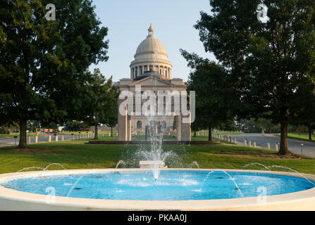 Der Rasen hat gerade rund um den Brunnen auf dem Gelände des State Capitol in der Innenstadt von Little Rock, AK gemäht worden Stockfoto