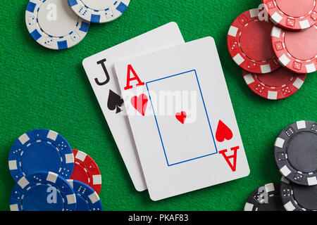 Black Jack und Poker Chips am grünen Tisch. Stockfoto