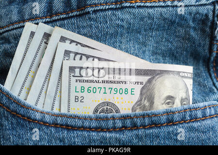 Fünf hundert Dollar in Blue Jeans Pocket gefaltet, Stockfoto