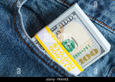 Zehntausend Dollar gefüllt in Hosen Taschen. Stockfoto